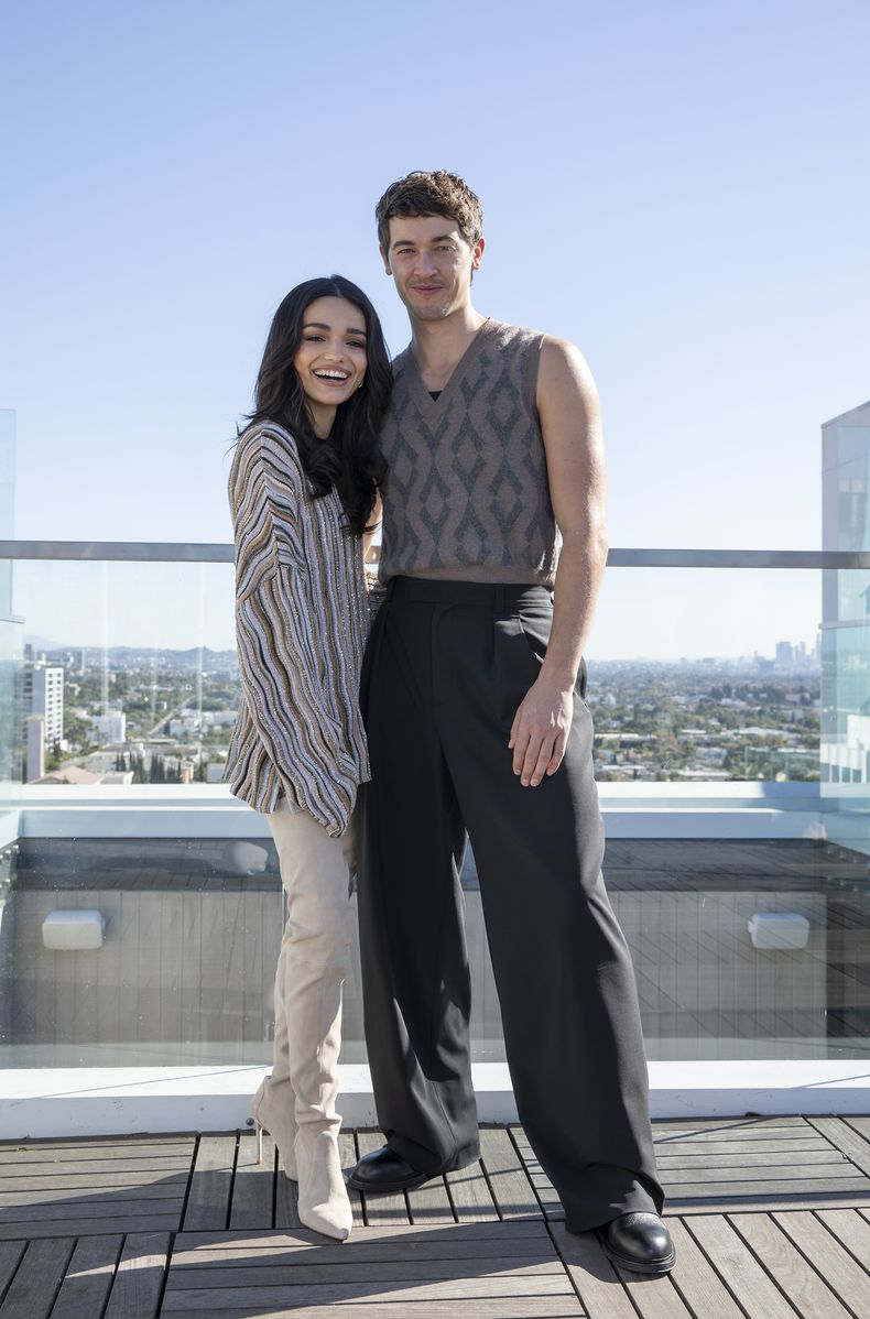 Rachel Zegler, izquierda, y Tom Blyth posan para un retrato para promover The Ballad of Songbirds and Snakes, el domingo 12 de noviembre de 2023, en West Hollywood, California. (Foto Rebecca Cabage/Invision/AP)