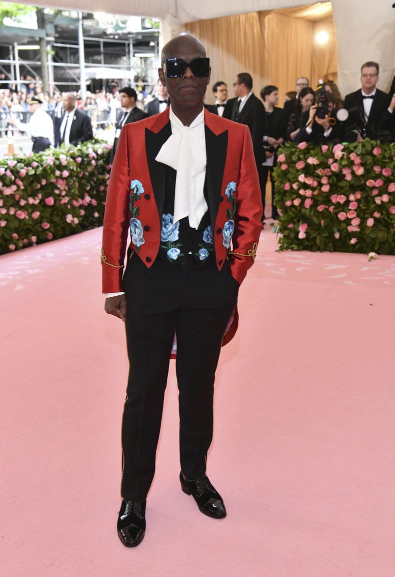 ARCHIVO - El diseñador Dapper Dan asiste a la gala benéfica del Instituto del Vestido del Museo Metropolitano de Arte que celebra la inauguración de la exposición Camp: Notes on Fashion el lunes 6 de mayo de 2019, en Nueva York. (Foto Charles Sykes/Invision/AP, archivo)