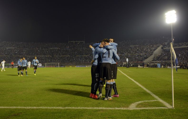 Los jugadores de la selecci&oacute;n de Uruguay felicitan a su compa&ntilde;ero Edinson Cavani (21), quien anot&oacute; frente a Eslovenia en un partido amistoso disputado el mi&eacute;rcoles 4 de junio de 2014. El lunes 9, la selecci&oacute;n uruguaya pa
