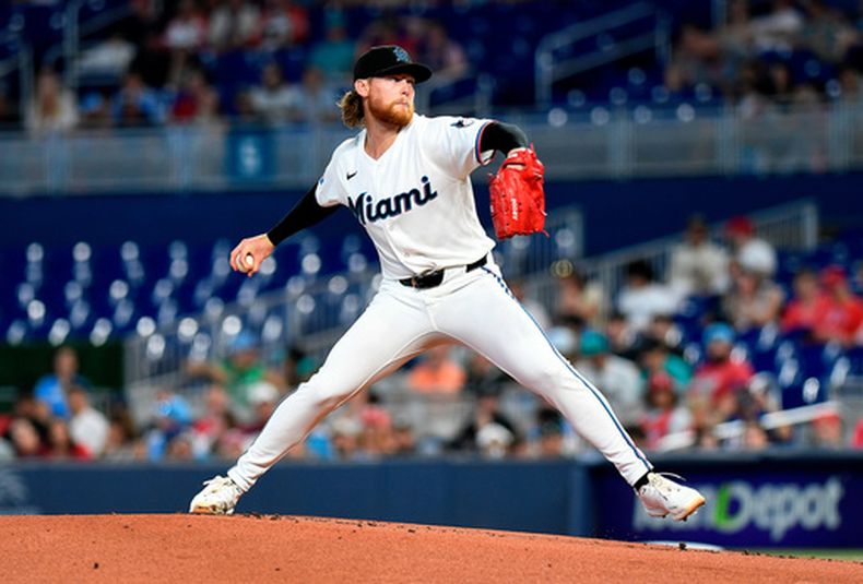 El lanzador de los Marlins de Miami, Max Meyer, lanza durante la primera entrada de un partido de béisbol contra los Filis de Filadelfia, el sábado 2 de mayo de 2026, en Miami. (AP Foto/Michael Laughlin)