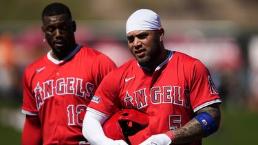 Yoan Moncada (5) y Jorge Soler de los Angelinos de Los Ángeles durante un juego de pretemporada contra los Rojos de Cincinnati, el miércoles 26 de febrero de 2025, en Tempe, Arizona. (AP Foto/Matt York)