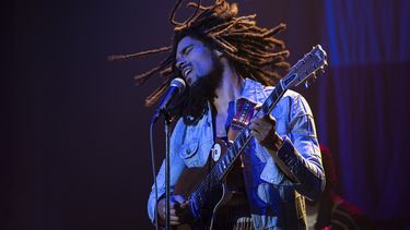 En esta imagen proporcionada por Paramount Pictures, Kingsley Ben-Adir en Bob Marley: One Love. (Chiabella James/Paramount Pictures vía AP)