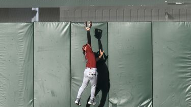 El jardinero central de los Diamondbacks de Arizona Alek Thomas atrapa un flyout de Wilmer Flores, de los Gigantes de San Francisco, en el primero inning del juego de la MLB que enfrentó a ambos equipos, el 31 de julio de 2023, en San Francisco. (AP Foto/Godofredo A. Vásquez)