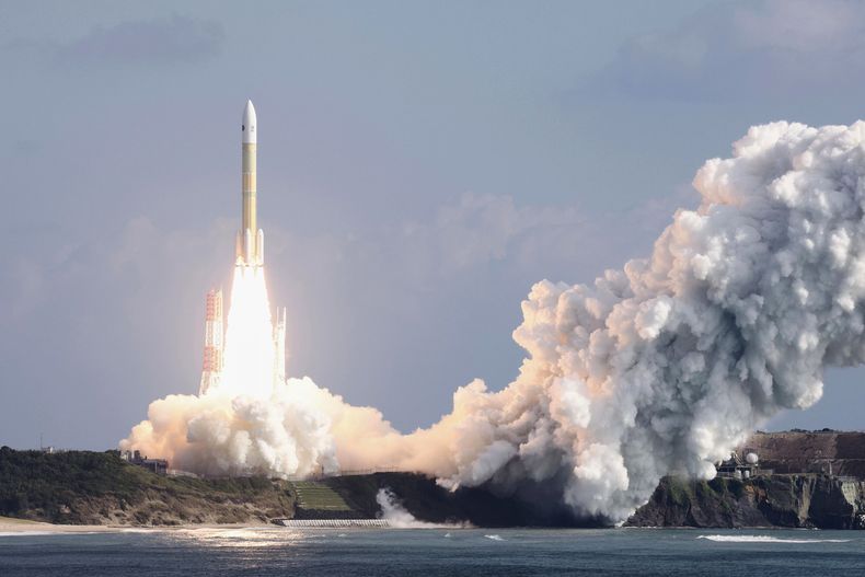 El cohete H3 número 7 de la Agencia Japonesa de Exploración Aeroespacial (JAXA), con una nueva nave de carga HTV-X, despega del centro espacial Tanegashima en Minamitane, en la isla de Tanegashima, en el sur de Japón, el domingo 26 de octubre de 2025. (Kotaro Ueda/Kyodo News via AP)