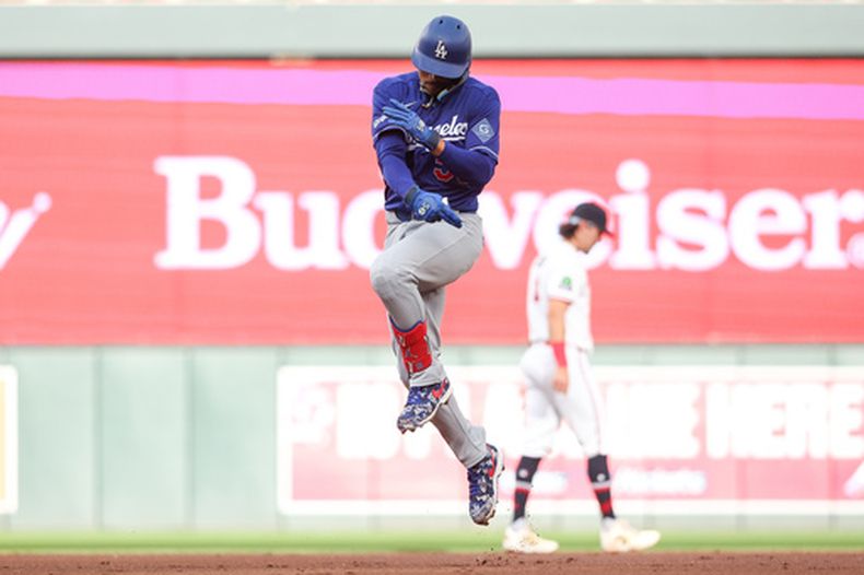 Mookie Betts, de los Dodgers de Los Ángeles, celebra el jonrón 300 de su carrera mientras corre las bases en la segunda entrada del juego de béisbol de Grandes Ligas, el miércoles 24 de junio de 2026, en Minneapolis. (AP Foto/Matt Krohn)
