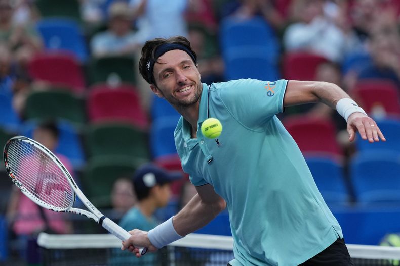 Arthur Rinderknech lanza una pelota a las gradas tras derrotar a Felix Auger-Aliassime en los cuartos de final del Masters de Shanghái, el viernes 10 de octubre de 2025. (AP Foto/Andy Wong)