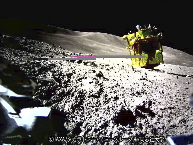 Esta imagen proporcionada por la Agencia Japonesa de Exploración Aeroespacial (JAXA)/Takara Tomy/Sony Group Corporation/Doshisha University muestra una imagen tomada por un vehículo de exploración lunar LEV-2 de un vehículo robótico llamado SLIM sobre la superficie lunar. (JAXA/Takara Tomy/Sony Group Corporation/Doshisha University via AP)
