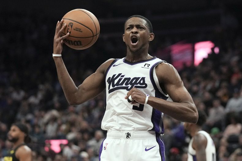 DeAaron Fox, base de los Kings de Sacramento, reacciona en el partido ante el Jazz de Utah, el martes 29 de octubre de 2024 (AP foto/Bethany Baker)