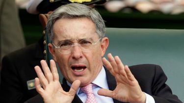 americateve | El exmandatario dijo que Santos cuando ganó estaba comprometido con la seguridad, la empresa privada y ahora, cuando busca la reelección, "es el candidato de la Farc de Maduro"