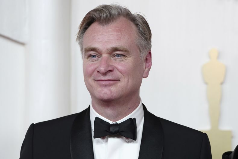 ARCHIVO - Christopher Nolan llega a los Oscar el domingo 10 de marzo de 2024 en el Dolby Theatre de Los Ángeles. (Foto Jordan Strauss/Invision/AP, archivo)