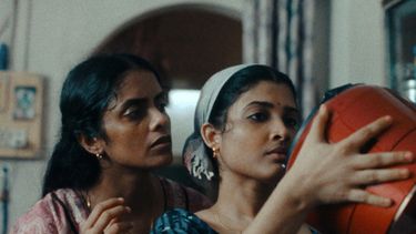 Esta imagen proporcionada por Janus y Sideshow Films muestra a Kani Kusruti, izquierda, y Divya Prabha en una escena de All We Imagine As Light. (Janus and Sideshow Films via AP)