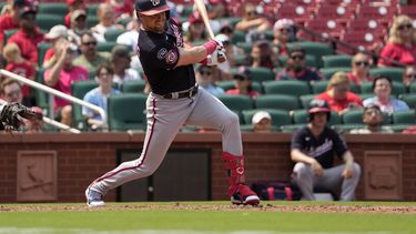 Lane Thomas de los Nacionales de Washington le da seguimiento a su remolcador sencillo en la décima entrada del primer juego de una doble cartelera ante los Cardenales de San Luis el sábado 15 de julio del 2023. (AP Foto/Jeff Roberson)