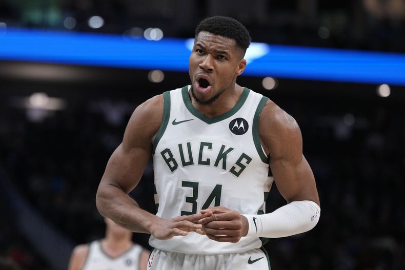 Giannis Antetokounmpo, de los Bicks de MIlwaukee, festeja en el encuentro ante el Jazz de Utah, el jueves 7 de noviembre de 2024 (AP Foto/Morry Gash)