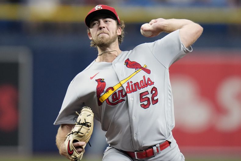 Matthew Liberatore, abridor de los Cardenales de San Luis, lanza frente a los Rays de Tampa Bay el jueves 10 de agosto de 2023 (AP Foto/Chris OMeara)