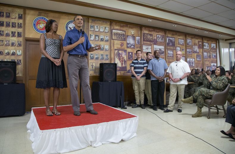 El presidente estadounidense Barack Obama y la primera dama Michelle Obama hablan con miembros de las fuerzas armadas y sus familias en la base de la Infanter&iacute;a de Marina en Hawai, el mi&eacute;rcoles 25 de diciembre de 2013, en Kaneohe Bay, Hawai.