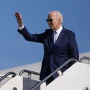 El presidente Joe Biden saluda mientras aborda el avión presidencial en la Base de la Fuerza Aérea Andrews, en Maryland, el miércoles 7 de febrero de 2024, para viajar a Nueva York y asistir a eventos de recaudación de fondos. (AP Foto/Andrew Harnik)