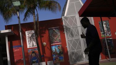 Obras de arte haitiano antes de un evento de baile en un barrio haitiano en Miami el 6 de junio del 2025. (AP foto/Rebecca Blackwell)