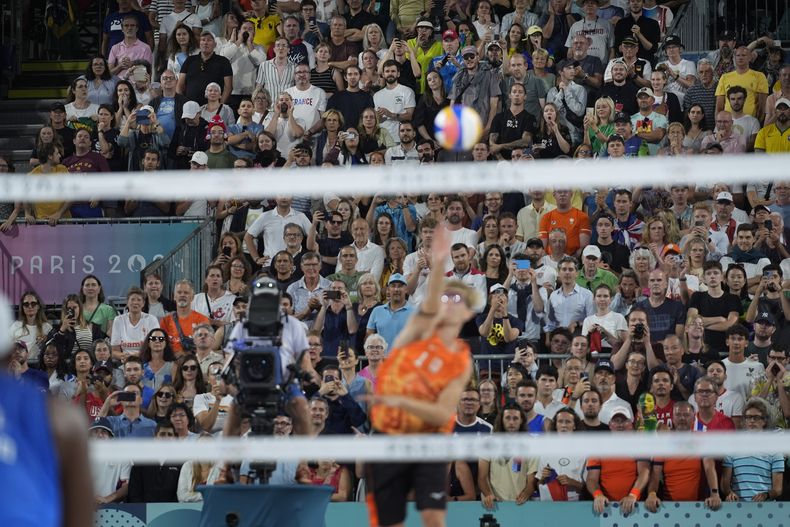 El público abuchea al holandés Steven van de Velde al sacar en el duelo ante Noruega en el voleibol de playa de los Juegos Olímpicos, el viernes 2 de agosto de 2024, en París (AP Foto/Robert F. Bukaty)