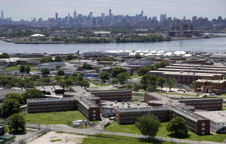ARCHIVO - Esta fotografía del 20 de junio de 2014 muestra el complejo carcelario de la Isla Rikers en Nueva York, con los edificios de Manhattan en el fondo. (AP Foto/Seth Wenig, archivo)