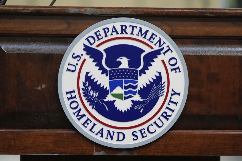 El sello del Departamento de Seguridad Nacional de EEUU (DHS, por sus siglas en inglés), mientras su titular, Kristi Noem, visita la Estación Aérea de la Guardia Costera en Kodiak, Alaska, el lunes 17 de marzo de 2025. (AP Foto/Alex Brandon)