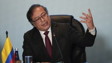El presidente de Colombia, Gustavo Petro, habla con los delegados internacionales durante una conferencia centrada en la crisis política de Venezuela, en Bogotá, Colombia, el martes 25 de abril de 2023. Petro envió mensajes a través de sus nuevos ministros para intentar apaciguar la incertidumbre que generó su cambio de gabinete, con ministros del ala “más radical” de su fuerza política. (AP Foto/Fernando Vergara)