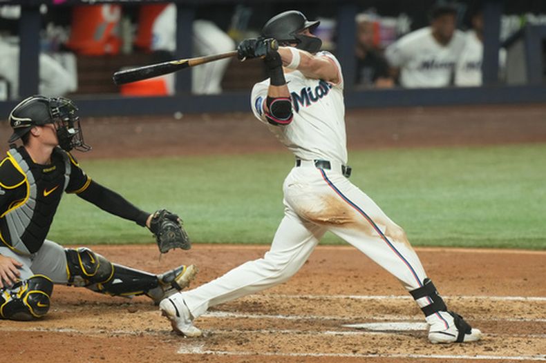 Griffin Conine, derecha, de los Marlins de Miami, batea un cuadrangular durante la cuarta entrada del juego de béisbol de Grandes Ligas contra los Piratas de Pittsburgh el miércoles 12 de agosto de 2026, en Miami. (AP Foto/Marta Lavandier)
