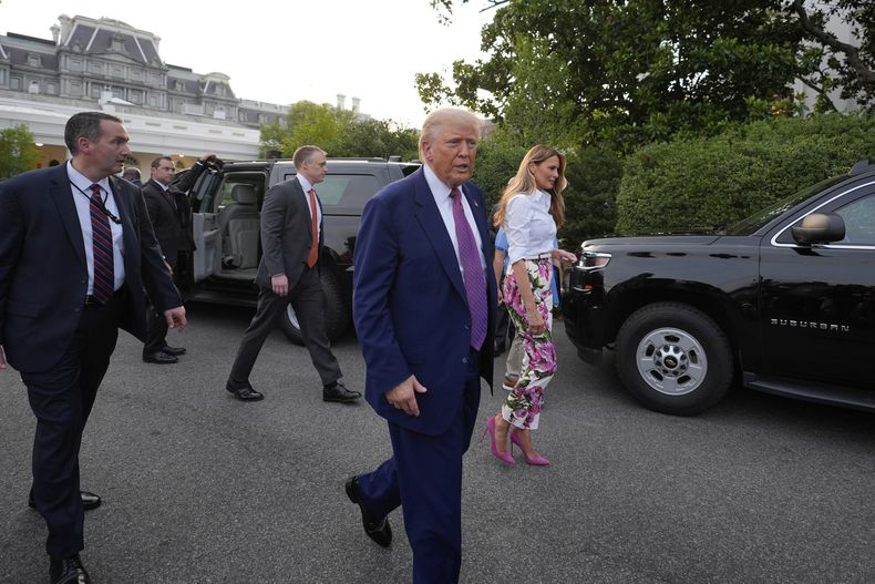 El presidente Donald Trump y la primera dama Melania Trump caminan tras saludar a invitados en el día de campo del Congreso en el Jardín Sur de la Casa Blanca, el jueves 12 de junio de 2025, en Washington. (AP Foto/Alex Brandon)