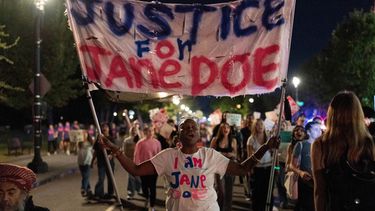 Un grupo de manifestantes marcha desde el monumento a Washington hacia la Casa Blanca durante una protesta contra la violencia sexual en Washington, el jueves 8 de octubre de 2026. (AP Foto/Jose Luis Magana)
