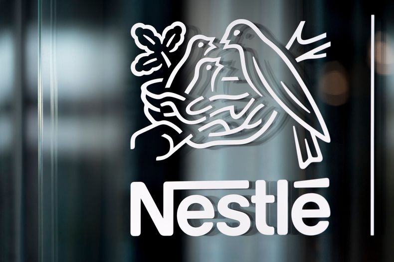 ARCHIVO - En esta imagen de archivo, tomada el 14 de febrero de 2019, se muestra el logo de Nestlé en una ventaja, durante una conferencia de prensa para presentar los resultados del grupo en el ejercicio anterior, en Vevey. (Laurent Gillieron/Keystone via AP, archivo)