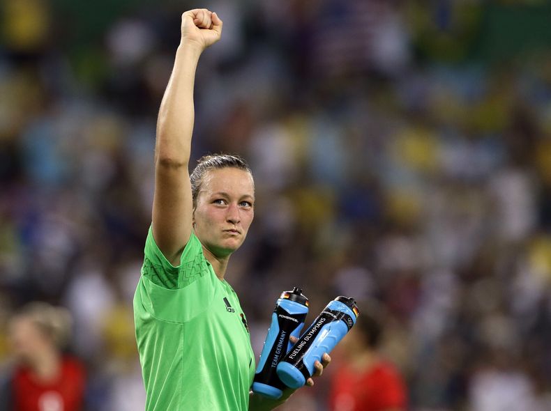 La portera de Alemania, Almuth Schult, celebra tras ganar la medalla de oro en el torneo olímpico de fútbol femenino en el estadio Maracaná de Río de Janeiro, Brasil, el 19 de agosto de 2016. (AP Photo/Leo Correa, archivo)