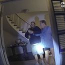 ARCHIVO - En esta imagen, tomada de una cámara corporal del Departamento de Policía de San Francisco, Paul Pelosi, derecha, esposo de la expresidenta de la Cámara de Representantes Nancy Pelosi, lucha por controlar un martillo con su atacante, David DePape durante el brutal ataque en la casa de la pareja en San Francisco, el 28 de octubre de 2022. (Departamento de Policía de San Francisco vía AP, Archivo)