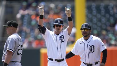 Zach McKinstry de los Tigres de Detroit conecta un sencillo en la primera entrada frente a los Medias Blancas de Chicago en el encuentro del sábado 27 de mayo del 2023. (AP Foto/Paul Sancya)
