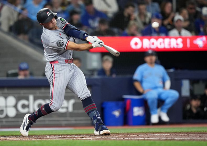 Brooks Lee de los Mellizos de Minnesota batea un cuadrangular solitario en la tercera entrada ante los Azulejos de Toronto el sábado 11 de abril del 2026. (Nathan Denette/The Canadian Press via AP)