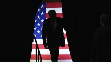 El candidato republicano a la presidencia de Estados Unidos, Donald Trump, llega a un acto de campaña en PPG Paints Arena, el lunes 4 de noviembre de 2024, en Pittsburgh, Pensilvania. (AP Foto/Evan Vucci)