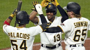 KeBryan Hayes, de los Piratas de Pittsburgh, festeja con Josh Palacios y con Jack Suwinski tras conectar un jonrón de tres carreras en el encuentro del viernes 2 de junio de 2023, ante los Cardenales de San Luis (AP Foto/Gene J. Puskar)