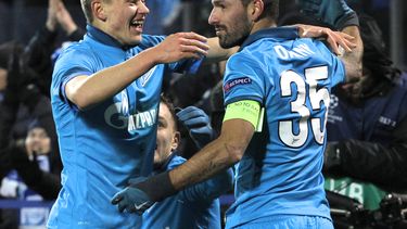 americateve | El jugador de Zenit, Danny, derecha, festeja con su compa&ntilde;ero Oleg Shatov tras marcar un gol contra Benfica en la Liga de Campeones el mi&eacute;rcoles, 26 de noviembre de 2014, en San Petersburgo.  (AP Photo/Dmitry Lovetsky)