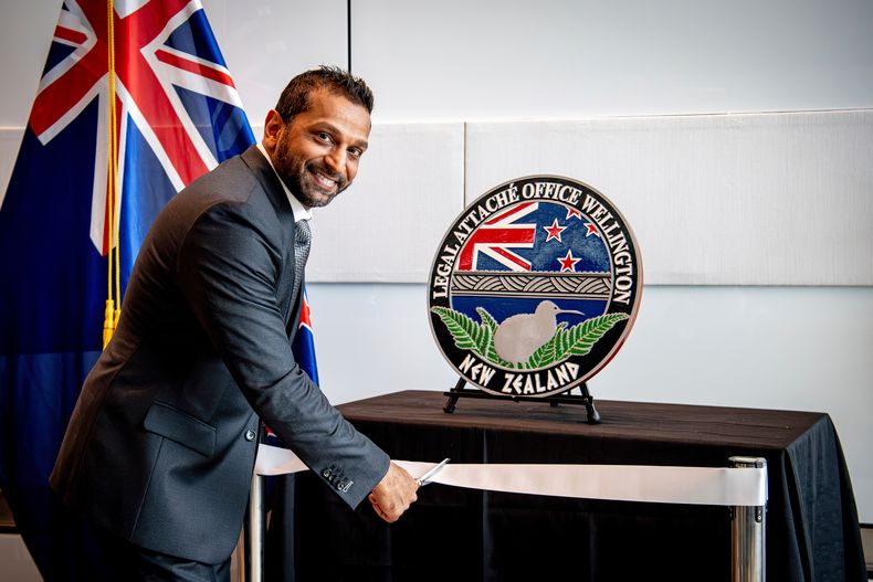 ACHIVO - En esta imagen publicada por la embajada de EEUU en Wellington, Nueva Zelanda, el director del FBI, Kash Patel, corta el lazo en la inauguración oficial del FBI en Wellington, Nueva Zelanda, el 31 de julio de 2025. (Ola Thorsen/US Embassy via AP, Archivo)