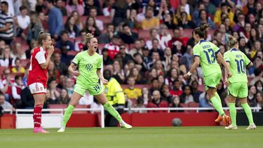Jill Roord (segunda a la izquierda) festeja tras anotar un gol para Wolfsburgo ante Arsenal en las semifinales de la Liga de Campeones femenina, el lunes 1 de mayo de 2023. (Adam Davy/PA vía AP)