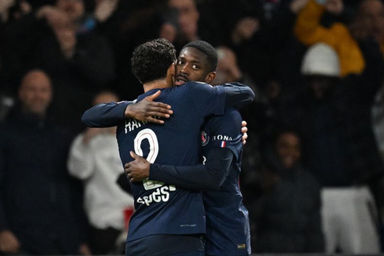 Achraf Hakimi (izquierda) y Ousmane Dembélé celebran un gol del Paris Saint-Germain en la victoria 3-1 ante Toulouse, el viernes 3 de abril de 2026 en París. (AP Foto/Emma Da Silva)