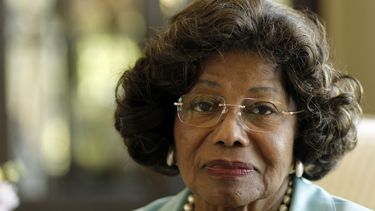 americateve | Katherine Jackson posa para un retrato en Calabasas, California, en una fotograf&iacute;a del 27 de abril de 2011. Una juez de Los Angeles dict&oacute; tentativamente el lunes 14 de abril de 2014 que Katherine Jackson page m&aacute;s de 800.000 d&oacute;l