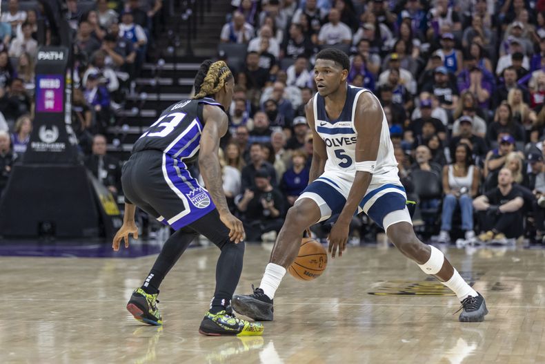Anthony Edwards, base de los Timberwolves de Minnesota, dribla a Keon ellis, de los Kings de Sacramento, el jueves 24 de octubre de 2024 (AP Foto/Sara Nevis)