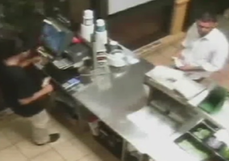 Un cliente de un restaurante Subway empezó quejándose del precio de las galletitas de chocolate y terminó llevándose un puñado de billetes de la caja registradora. Todo quedó captado por un video de seguridad. Daniel Benítez con las imágenes