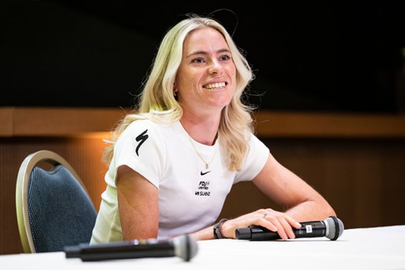 La holandesa Demi Vollering, del equipo FDJ United-Suez, sonríe durante una rueda de prensa en el marco de la quinta edición del Tour de Francia Femenino (Tour de France Femmes) en Lausana, Suiza, el viernes 31 de julio de 2026. (KEYSTONE/Jean-Christophe Bott)