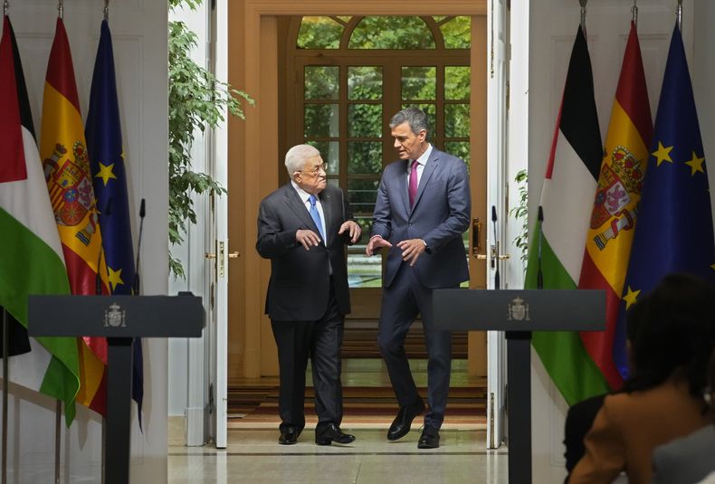 El presidente palestino, Mahmoud Abbas (izquierda), y el presidente del gobierno de España, Pedro Sánchez, a su llegada a una conferencia de prensa conjunta tras una reunión en el Palacio de la Moncloa, en Madrid, el 19 de septiembre de 2024. (AP Foto/Paul White)