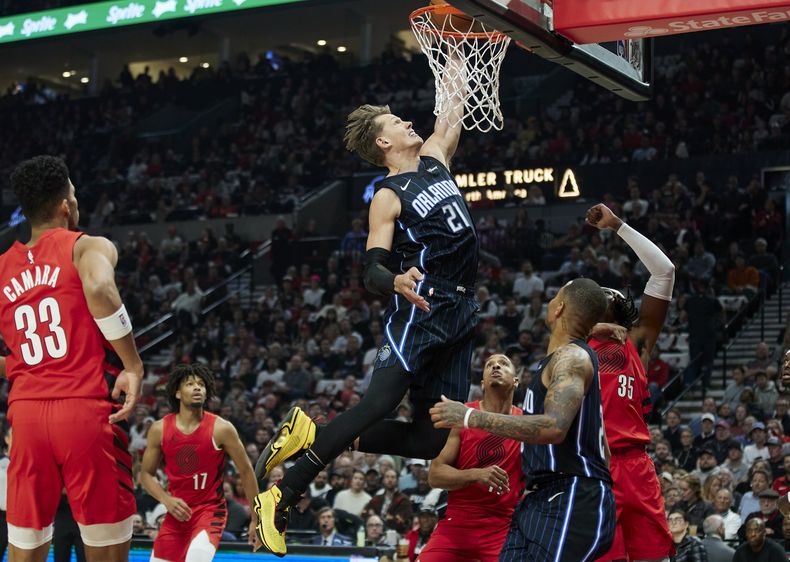 Moritz Wagner, pívot del Magic de Orlando, clava el balón en la cesta durante el partido del viernes 27 de octubre de 2023, ante los Trail Blazers de Portland (AP Foto/Craig Mitchelldyer)