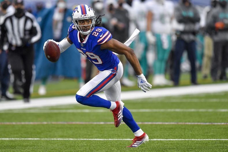 Josh Norman, cornerback de los Bills de Buffalo, corre para anotar luego de interceptar un pase en el partido ante los Dolphins de Miami, el domingo 3 de enero de 2021 (AP Photo/Adrian Kraus, archivo)