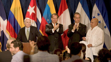 mccain: anticomunista y defensor de politica de mano dura contra regimen de cuba