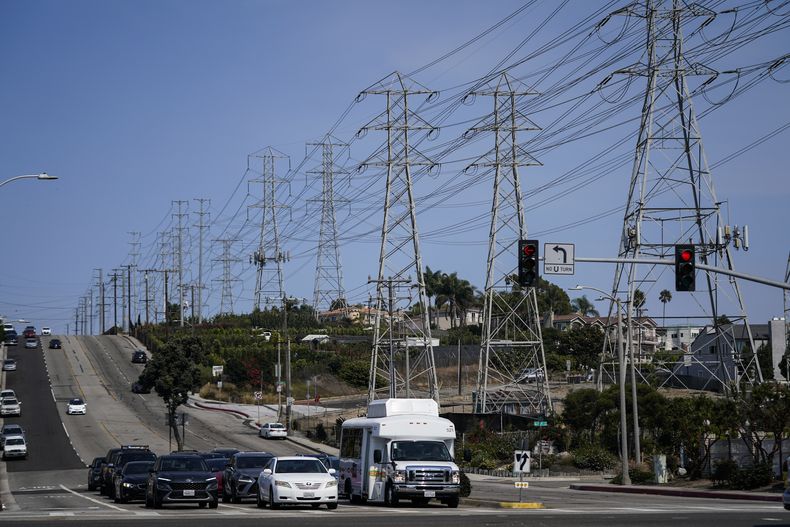 ARCHIVO - Torres de transmisión eléctrica flanquean una avenida el miércoles 7 de septiembre de 2022, en Redondo Beach, California. (AP Foto/Jae C. Hong, archivo)