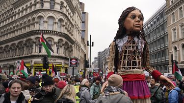 La Pequeña Amal, una marioneta que representa a una refugiada siria de 10 años, en una manifestación en apoyo a los palestinos, en Londres, el 13 de enero de 2024. (Foto AP/Alberto Pezzali )