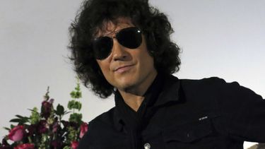ARCHIVO - El rockero español Enrique Bunbury posa durante una conferencia de prensa en la Ciudad de México el 23 de octubre de 2017. (Foto AP/Berenice Bautista, archivo)